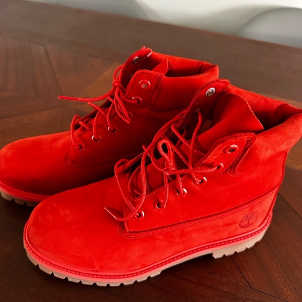 Premium Waterproof Hiking Boot girls 
Timberland size 7 but for me more 8